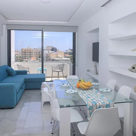 Elegant Penthouse In Centre דירה לרנקה