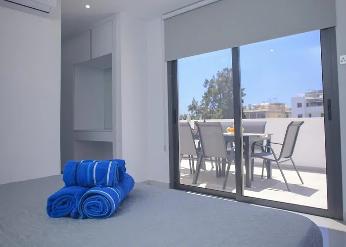 Elegant Penthouse In Centre דירה *